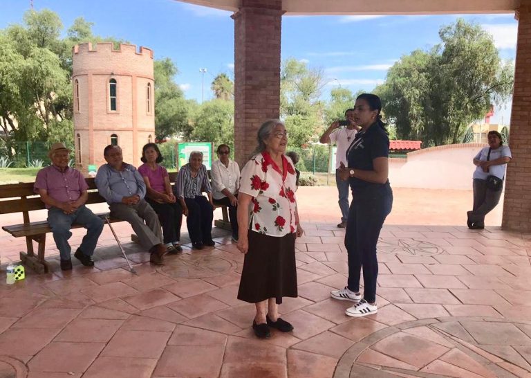 Ofrece Salud Coahuila terapias para adultos mayores en espacios al aire libre