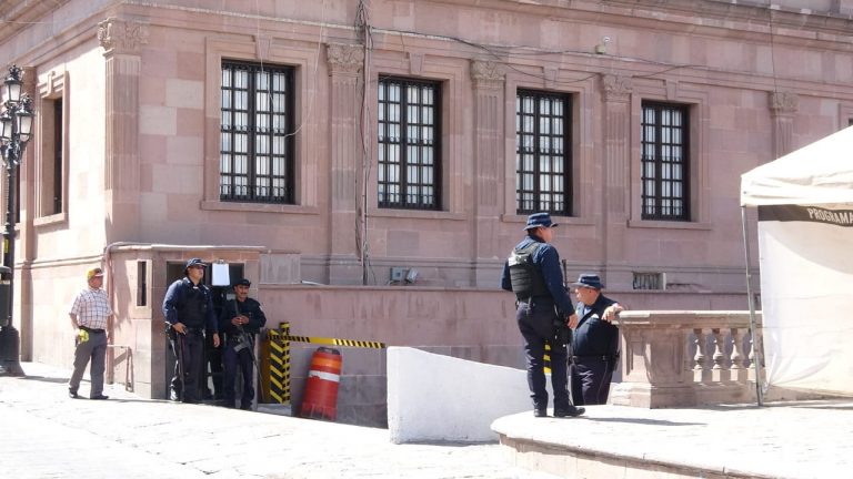 Se le dispara arma por accidente a guardia de Palacio; hay un herido, pero no de gravedad