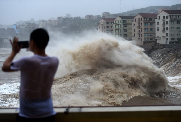 Azota tifón ‘Lekima’ a China; hay 18 muertos y 14 desaparecidos