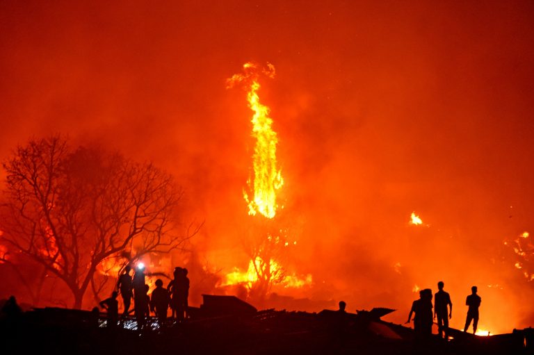 Incendio devora barrio en Bangladesh y deja a 50 mil sin casa