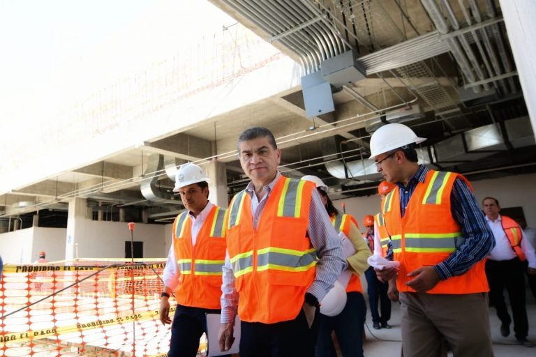 Recorren Riquelme y director del IMSS obras de hospital en Acuña