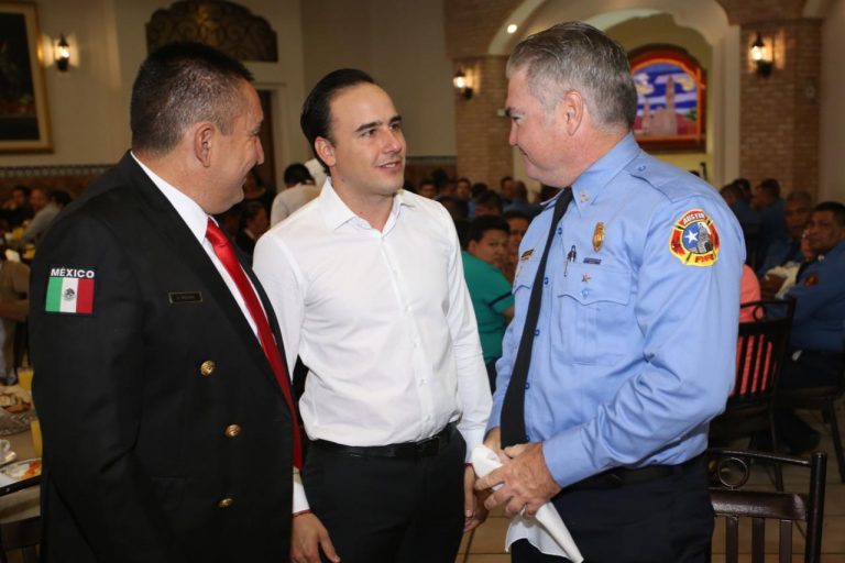 El alcalde Manolo Jiménez reconoció en su día a los bomberos de Saltillo.