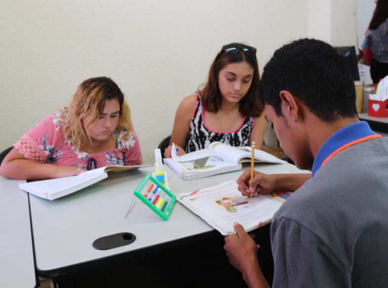 Apoya Miguel Riquelme a Instituto Estatal de Educación para Adultos