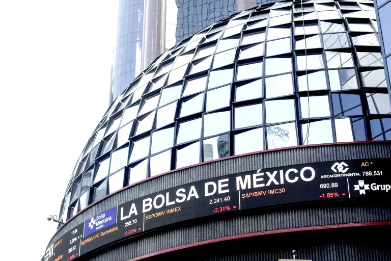 Bolsa mexicana ve peor nivel desde 2014; peso anota valor más débil desde junio