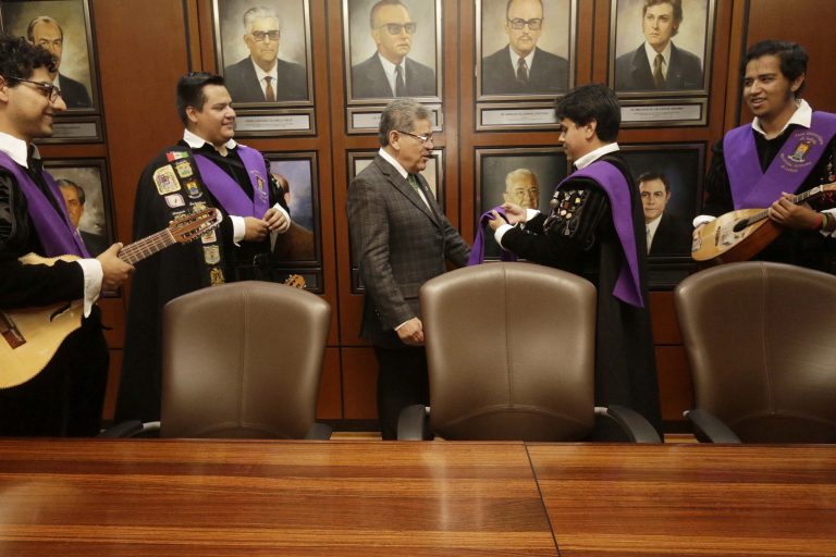 Como “Tuno Honoris Causa” recibe nombramiento el rector de la UA de C