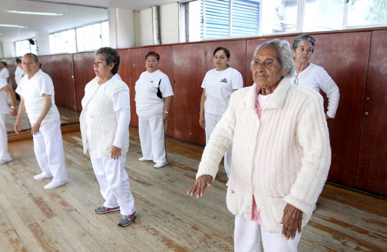 Con 99 años, Fernandita practica yoga para mantenerse activa y saludable 