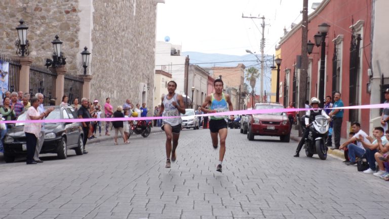 Conviven saltillenses en 10K del Santo Cristo