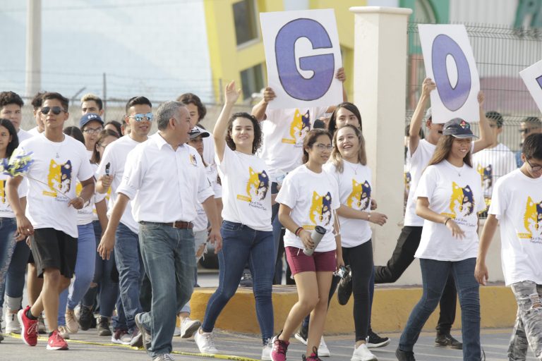 Desfilan alumnos de nuevo ingreso de la UA de C Unidad Norte