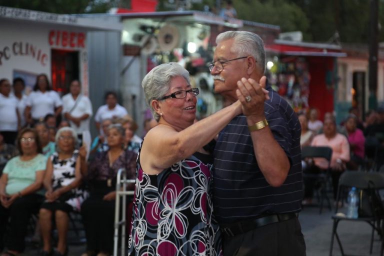 En Nava, bailan los ‘Fuertes de Corazón’ al son de la orquesta de Irving Lara