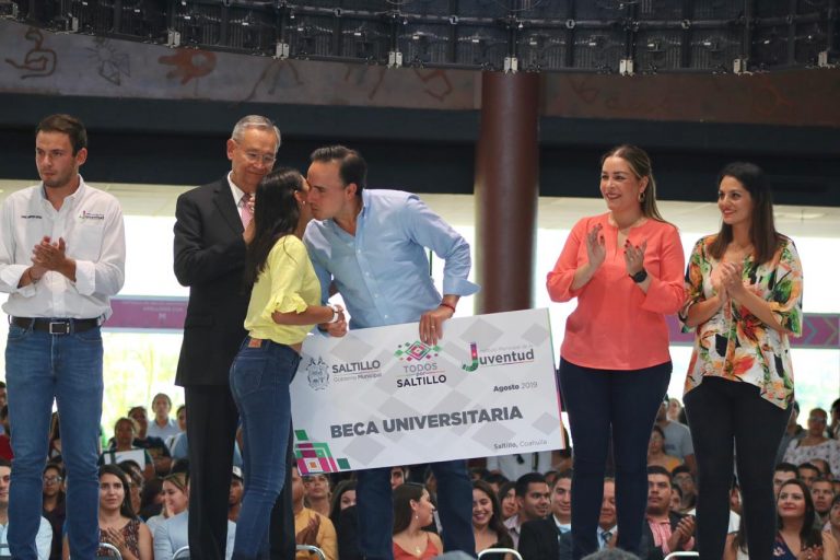 Entrega Manolo becas del programa «Todos por la Educación»