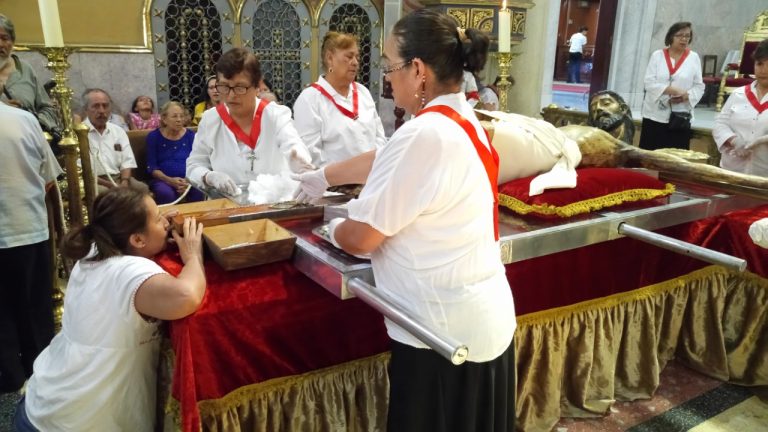 “Gracias mi Señor, nos vemos el otro año”, dicen al Santo Cristo al término de celebraciones