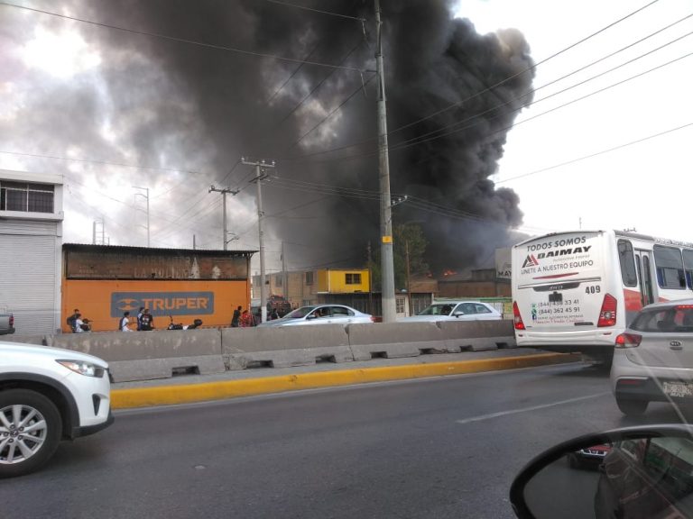 Se incendia negocio en Saltillo