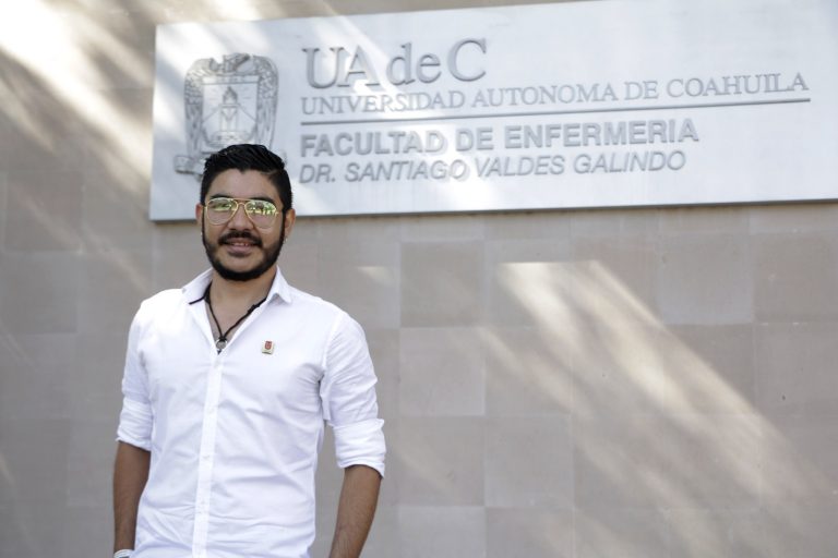 Recibe Facultad de Enfermería de la UA de C a estudiante colombiano