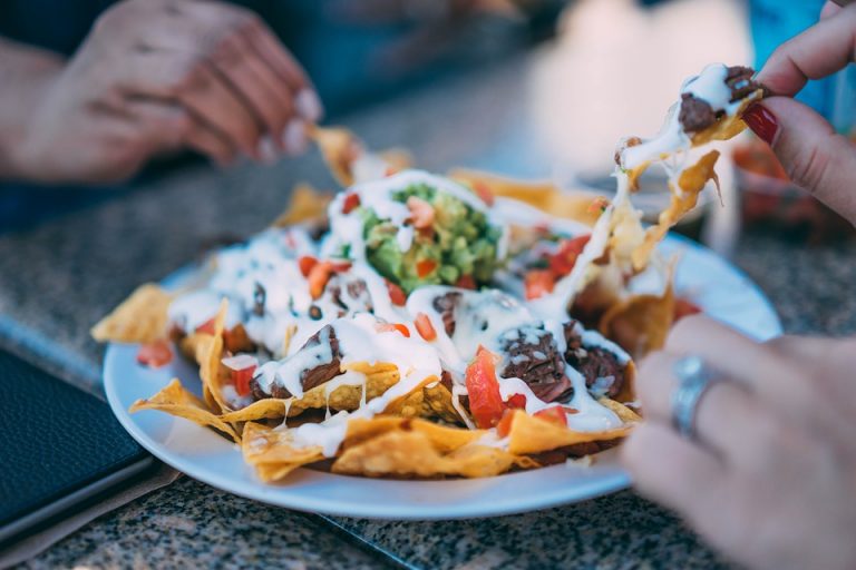 Sí, los nachos tienen su origen en alguien de nombre Ignacio