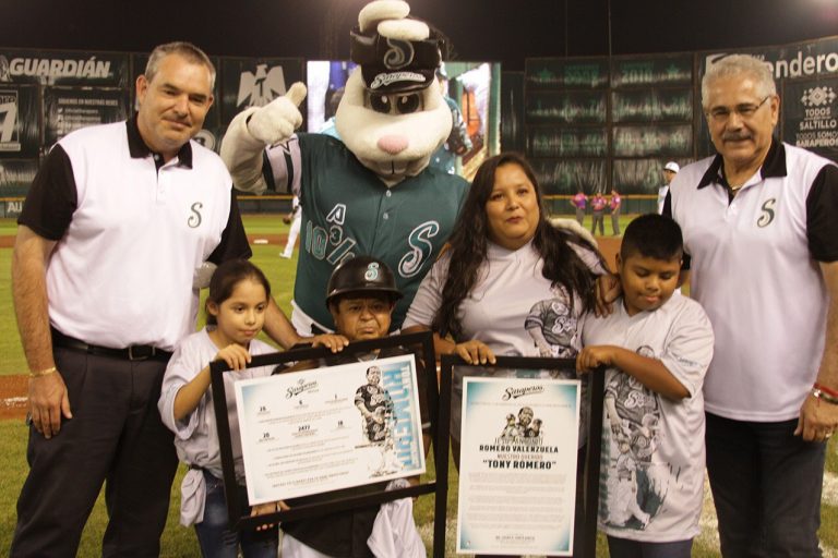 «Tony» Romero recibe homenaje por 20 años como Bat Boy de Saraperos