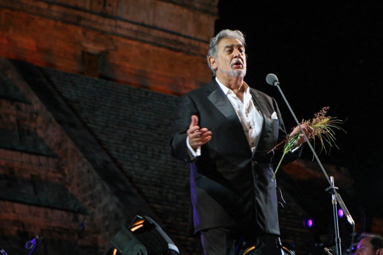 Plácido Domingo acepta responsabilidad ante las denuncias de acoso sexual y pide perdón