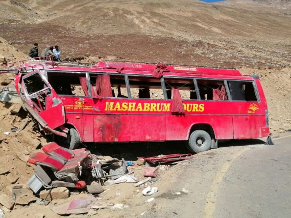 Choque de autobús en Pakistán deja 26 muertos