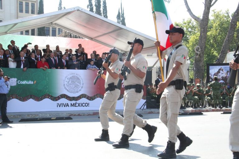 Disfrutan 40 mil saltillenses desfile cívico de Independencia