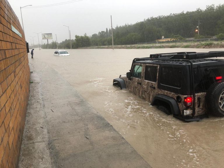 Inundaciones y percances viales por las lluvias en Saltillo