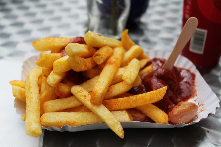 Adolescente queda ciego y sordo por comer papas y salchichas