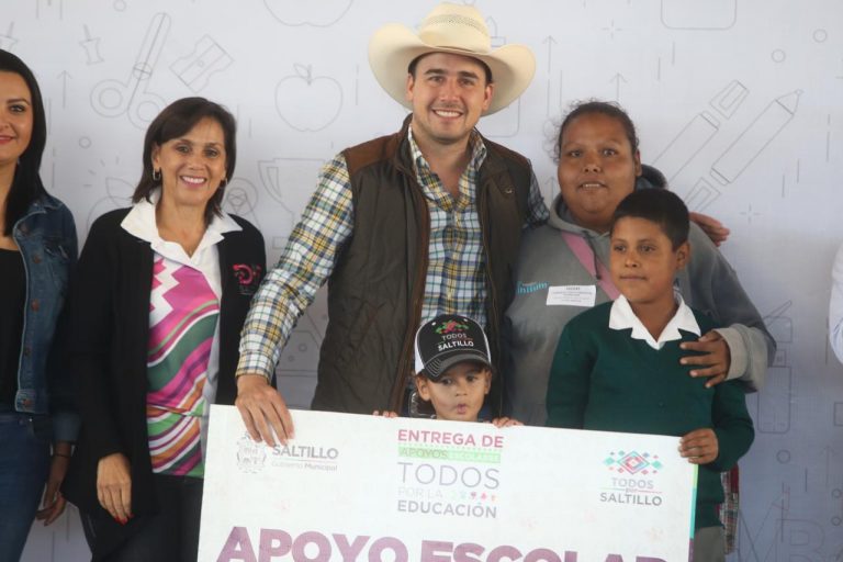 Entrega Manolo mil apoyos escolares a niños del campo