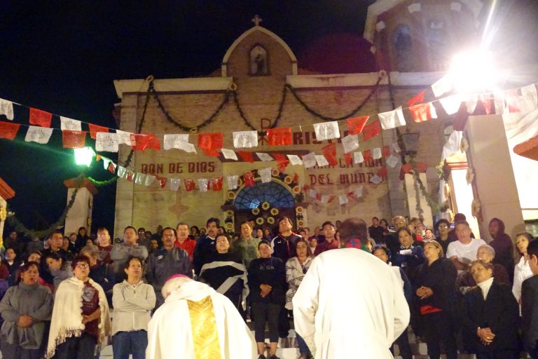 Celebran saltillenses al Santo Cristo del Ojo de Agua