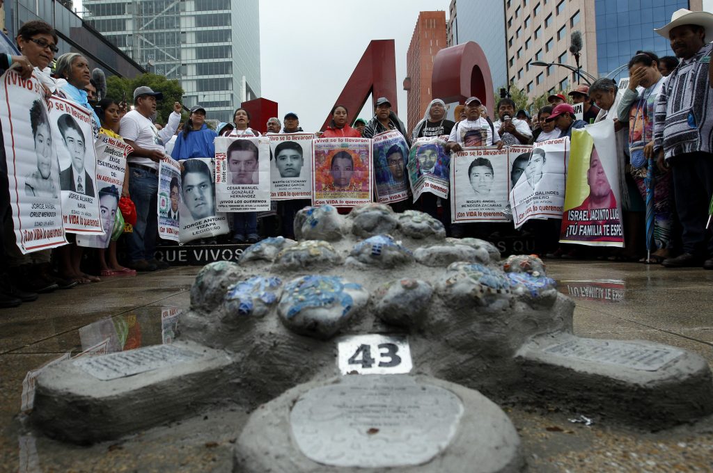 Padres de los 43 piden agotar las 4 líneas de investigación que propuso ...
