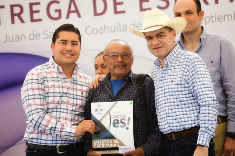 Gobernador entrega 304 escrituras a habitantes de la Región Carbonífera de Coahuila