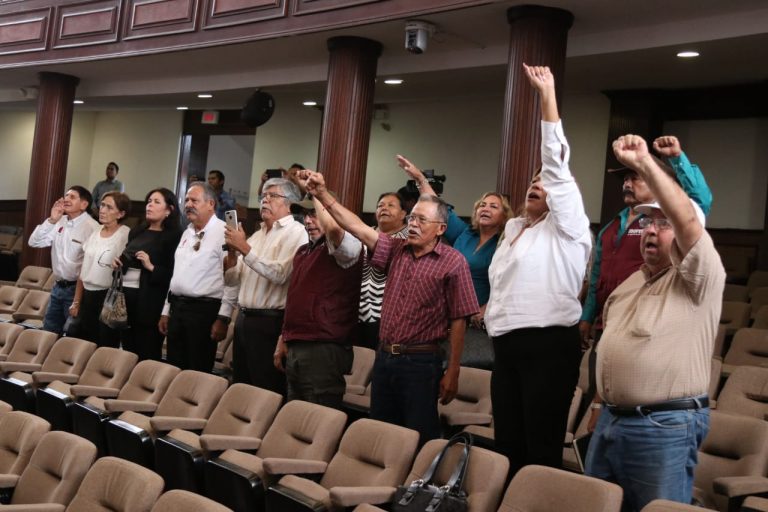 Integrantes de MORENA se manifiestan en el Congreso… ¡Contra diputada de MORENA!