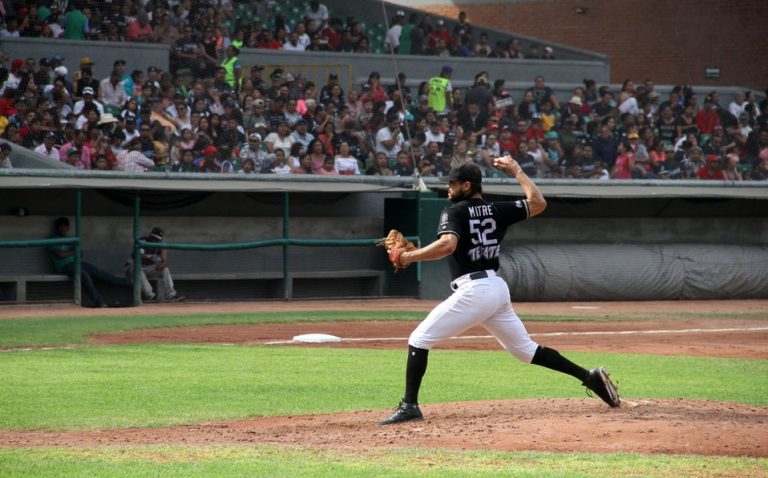 Detienen a pitcher de Saraperos por agredir a mujer