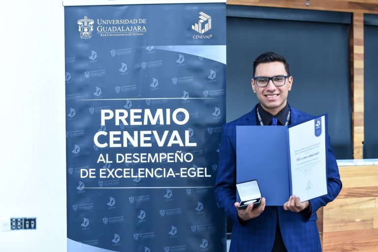 Premian a estudiantes de la UA de C por su desempeño en el EGEL