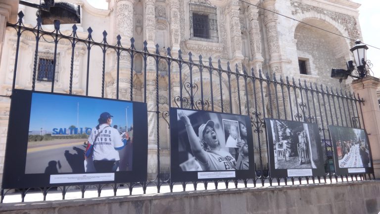 Por seguridad retiran exposición fotográfica instalada en rejas de Catedral