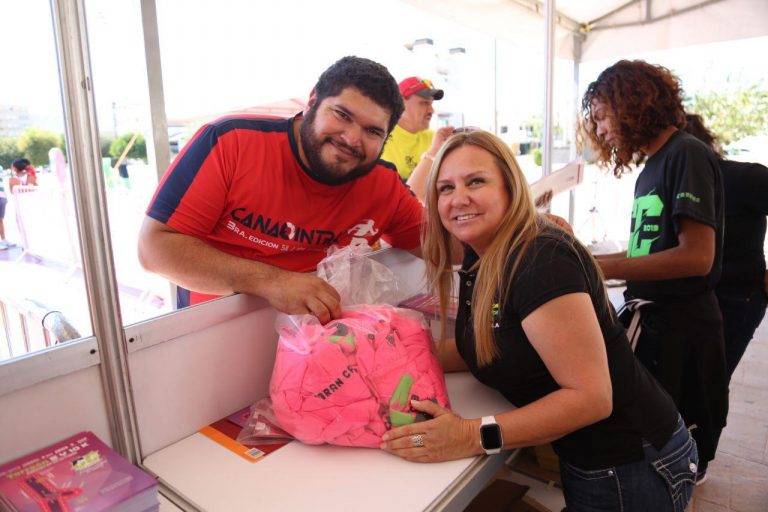 Entregan playeras para carrera atlética Coahuila Fuerte, Fuertes contra el Cáncer