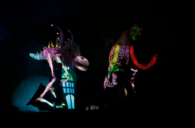 Disfrutan en Saltillo espectáculo de alebrijes gigantes iluminados en el FIAJT