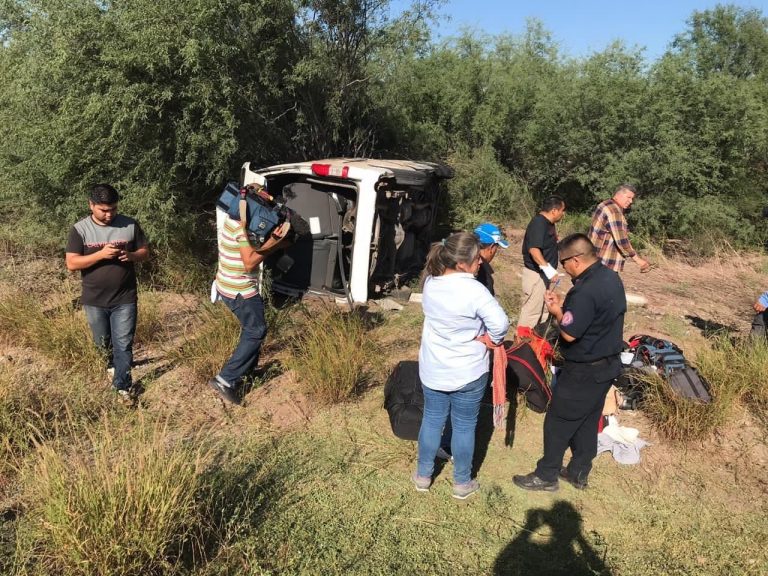 Vuelca camioneta con reporteros que cubren a AMLO