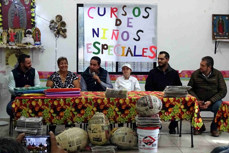 Habitantes de Blanca Estela elaboran sus propias piñatas con proyecto ciudadano