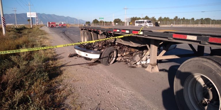 Muere aplastado abajo de un tráiler