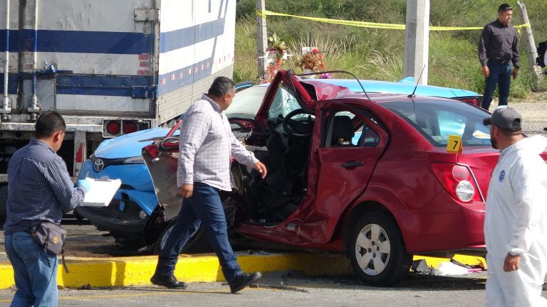 Continúan graves niños heridos en fatal accidente en la carretera a Torreón