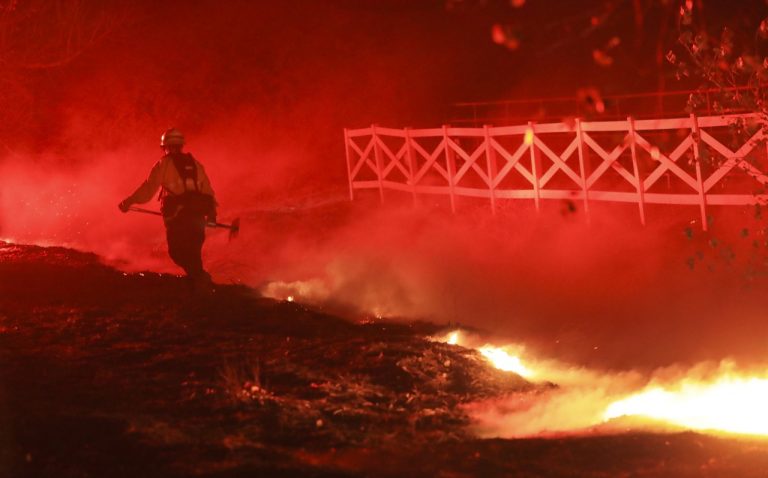 Decreta California emergencia por incendios fuera de control