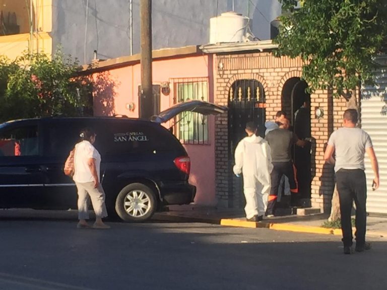 Encuentran a desconocido muerto en su casa