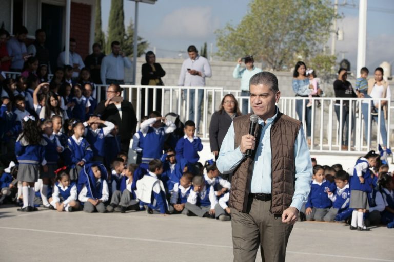 Entrega Riquelme aulas en beneficio de más de 700 alumnos en Saltillo