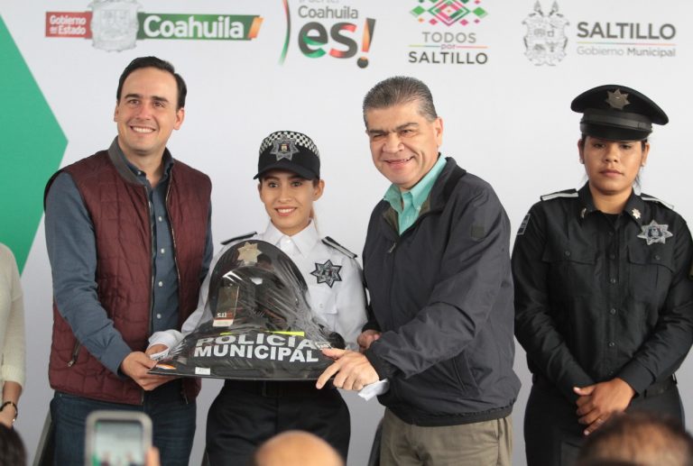 Entrega Miguel Riquelme uniformes y equipo táctico a policía de Saltillo