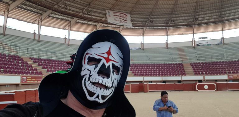 ‘La Parka’ sufre aparatosa caída en lucha libre en Monterrey y es hospitalizado