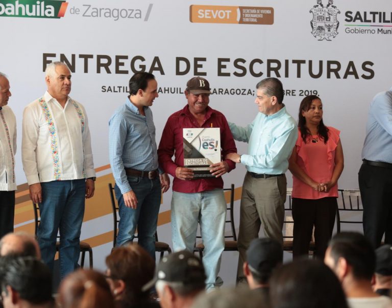 Miguel Riquelme entrega aulas y escrituras en Saltillo