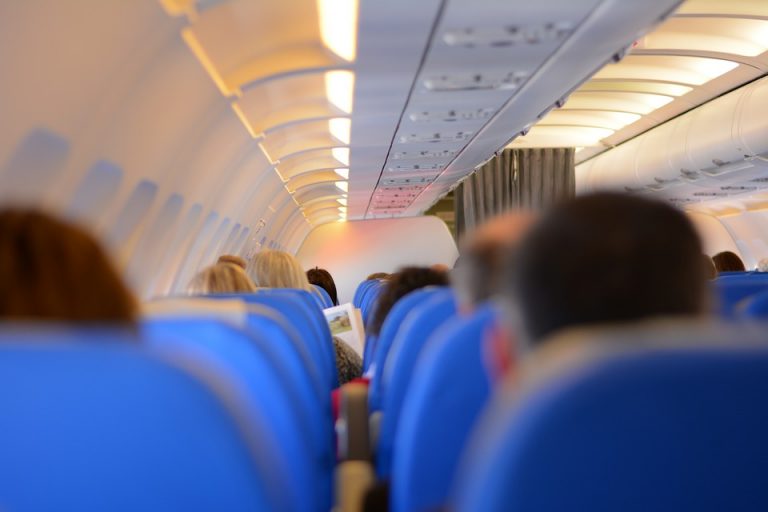 Pasajera da a luz en pleno vuelo y avión regresa a aeropuerto