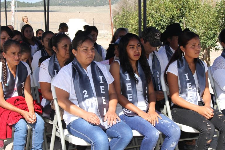 Coahuila entrega constancias de alfabetización, primaria y secundaria a ejidatarios