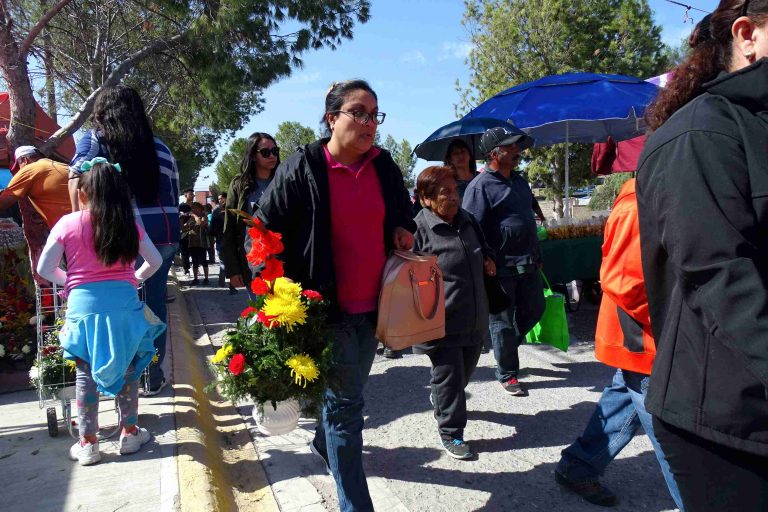 Ciudadanos abarrotan panteones de Saltillo en el Día de Muertos