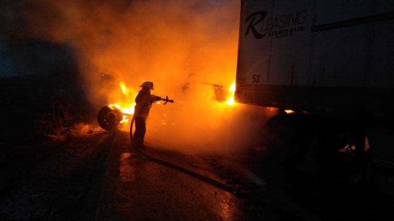 Escapa trailero de la muerte; se incendia su unidad en el Libramiento Norponiente