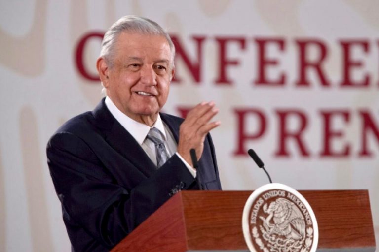 ‘Ahora otros se apretarán el cinturón’; López Obrador celebra presupuesto