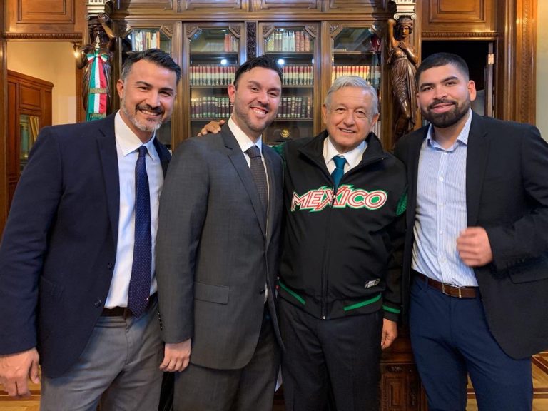 AMLO recibe a José Luis Urquidy, pitcher de los Astros de Houston